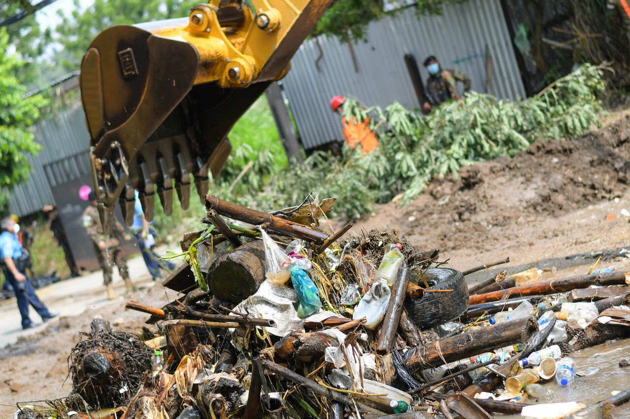 Gobierno inicia trabajos de limpieza en quebrada El Garrobo en San Salvador gobierno-inicia-trabajos-de-limpieza-en-quebrada-el-garrobo-en-san-salvador